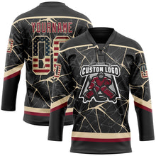 Laden Sie das Bild in den Galerie-Viewer, Uksn Individuelles Schwarz Vintage USA-Flagge Karmesinrot-City-Creme 3D-Muster abstraktes Netzwerk Eishockey-Trikot mit Schnürkragen

