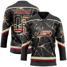 Laden Sie das Bild in den Galerie-Viewer, Uksn Individuelles Schwarz Vintage USA-Flagge Karmesinrot-City-Creme 3D-Muster abstraktes Netzwerk Eishockey-Trikot mit Schnürkragen
