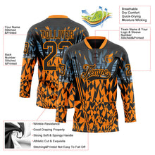Laden Sie das Bild in den Galerie-Viewer, Uksn Individuelles Schwarz Bay Orange-Blau 3D-Muster abstrakt Eishockey-Trikot mit Schnürkragen
