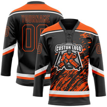 Laden Sie das Bild in den Galerie-Viewer, Uksn Individuelles Schwarz Orange-Weiß 3D-Splash-Art Eishockey-Trikot mit Schnürkragen
