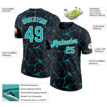 Laden Sie das Bild in den Galerie-Viewer, Uksn Individuelles Schwarz Aqua Grau-Weiß Abstrakt Netzwerk Crackle Funktions-T-Shirt
