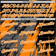 Laden Sie das Bild in den Galerie-Viewer, Uksn Individuelles Schwarz Bay Orange Stahlgrau-Weiß Abstrakt Pinselstrich Spritzer Funktions-T-Shirt
