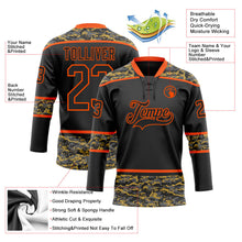 Laden Sie das Bild in den Galerie-Viewer, Uksn Individuelles Schwarz Camouflage-Orange Digitale Camouflage-Akzente Eishockey-Trikot mit Schnürkragen
