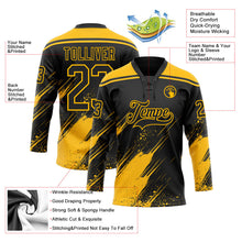 Laden Sie das Bild in den Galerie-Viewer, Uksn Individuelles Schwarz-Gold Diagonale Kratz-Pinselstriche Farbkleckse Eishockey-Trikot mit Schnürkragen
