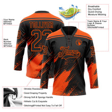 Laden Sie das Bild in den Galerie-Viewer, Uksn Individuelles Schwarz-Orange Diagonale Kratz-Pinselstriche Farbkleckse Eishockey-Trikot mit Schnürkragen
