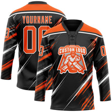 Laden Sie das Bild in den Galerie-Viewer, Uksn Individuelles Schwarz Orange-Weiß Diagonale Kratz-Pinselstriche Eishockey-Trikot mit Schnürkragen
