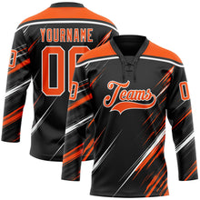 Laden Sie das Bild in den Galerie-Viewer, Uksn Individuelles Schwarz Orange-Weiß Diagonale Kratz-Pinselstriche Eishockey-Trikot mit Schnürkragen
