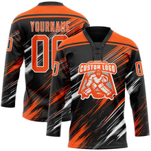 Laden Sie das Bild in den Galerie-Viewer, Uksn Individuelles Schwarz Orange-Weiß Diagonale Kratz-Pinselstriche Eishockey-Trikot mit Schnürkragen
