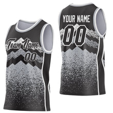 Laden Sie das Bild in den Galerie-Viewer, Uksn Individuelles Schwarz Grau-Weiß Bergspitzen-Splitter Seitenstreifen Rundhals Sublimation Basketball-Set Trikot
