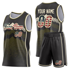 Laden Sie das Bild in den Galerie-Viewer, Uksn Individuelles Schwarz Vintage-US-Flagge Oliv-Creme Bergspitzen-Splitter Seitenstreifen Rundhals Sublimation Basketball-Set Trikot
