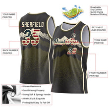 Laden Sie das Bild in den Galerie-Viewer, Uksn Individuelles Schwarz Vintage-US-Flagge Oliv-Creme Bergspitzen-Splitter Seitenstreifen Rundhals Sublimation Basketball-Set Trikot
