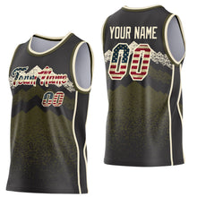 Laden Sie das Bild in den Galerie-Viewer, Uksn Individuelles Schwarz Vintage-US-Flagge Oliv-Creme Bergspitzen-Splitter Seitenstreifen Rundhals Sublimation Basketball-Set Trikot

