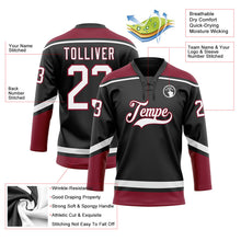 Laden Sie das Bild in den Galerie-Viewer, Uksn Individuelles Schwarz Weiß-Karmesinrot Eishockey-Trikot mit Schnürkragen
