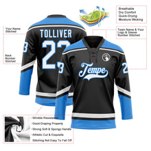 Laden Sie das Bild in den Galerie-Viewer, Uksn Individuelles Schwarz Weiß-Puderblau Eishockey-Trikot mit Schnürkragen

