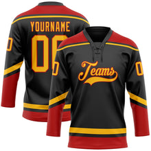Laden Sie das Bild in den Galerie-Viewer, Uksn Individuelles Schwarz Gold-Rot Eishockey-Trikot mit Schnürkragen
