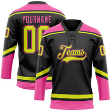 Laden Sie das Bild in den Galerie-Viewer, Uksn Individuelles Schwarz Neongelb-Pink Eishockey-Trikot mit Schnürkragen
