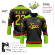 Laden Sie das Bild in den Galerie-Viewer, Uksn Individuelles Schwarz Neongrün-Rot Eishockey-Trikot mit Schnürkragen
