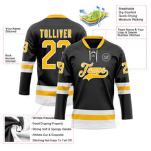 Laden Sie das Bild in den Galerie-Viewer, Uksn Individuelles Schwarz Gold-Weiß Eishockey-Trikot mit Schnürkragen
