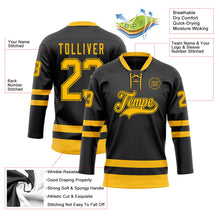 Laden Sie das Bild in den Galerie-Viewer, Uksn Individuelles Schwarz Gold Eishockey-Trikot mit Schnürkragen
