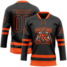 Laden Sie das Bild in den Galerie-Viewer, Uksn Individuelles Schwarz Orange Eishockey-Trikot mit Schnürkragen
