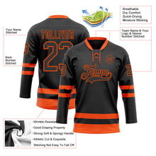 Laden Sie das Bild in den Galerie-Viewer, Uksn Individuelles Schwarz Orange Eishockey-Trikot mit Schnürkragen
