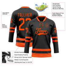 Laden Sie das Bild in den Galerie-Viewer, Uksn Individuelles Schwarz Orange Eishockey-Trikot mit Schnürkragen
