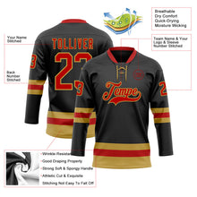 Laden Sie das Bild in den Galerie-Viewer, Uksn Individuelles Schwarz Rot-Altgold Eishockey-Trikot mit Schnürkragen
