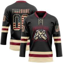Laden Sie das Bild in den Galerie-Viewer, Uksn Individuelles Schwarz Vintage USA-Flagge Creme-Karmesinrot Eishockey-Trikot mit Schnürkragen
