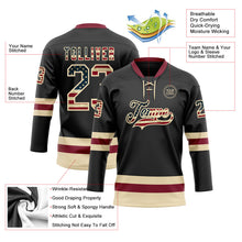 Laden Sie das Bild in den Galerie-Viewer, Uksn Individuelles Schwarz Vintage USA-Flagge Creme-Karmesinrot Eishockey-Trikot mit Schnürkragen
