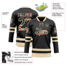 Laden Sie das Bild in den Galerie-Viewer, Uksn Individuelles Schwarz Vintage USA-Flagge-Creme Eishockey-Trikot mit Schnürkragen
