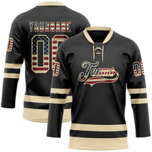 Laden Sie das Bild in den Galerie-Viewer, Uksn Individuelles Schwarz Vintage USA-Flagge-Creme Eishockey-Trikot mit Schnürkragen

