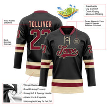 Laden Sie das Bild in den Galerie-Viewer, Uksn Individuelles Schwarz Karmesinrot-Creme Eishockey-Trikot mit Schnürkragen
