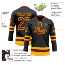Laden Sie das Bild in den Galerie-Viewer, Uksn Individuelles Schwarz Karmesinrot-Gold Eishockey-Trikot mit Schnürkragen
