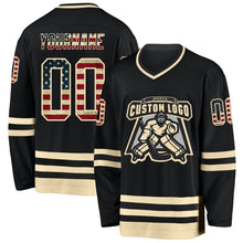 Laden Sie das Bild in den Galerie-Viewer, Uksn Individuelles Schwarz Vintage USA-Flagge-Creme Eishockey-Trikot
