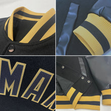 Laden Sie das Bild in den Galerie-Viewer, Uksn Individuelles Bomberjacke in Schwarz-Schwarz-Altgold mit Druckknopfleiste und Varsity-Letterman-Stil
