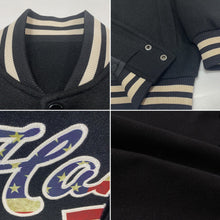Laden Sie das Bild in den Galerie-Viewer, Uksn Individuelles Bomberjacke in Schwarz-Creme mit Vintage-USA-Flagge, Druckknopfleiste und Varsity-Letterman-Stil
