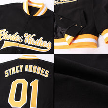 Laden Sie das Bild in den Galerie-Viewer, Uksn Individuelles Bomberjacke in Schwarz-Gold-Weiß mit Druckknopfleiste und Varsity-Letterman-Stil
