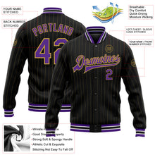 Laden Sie das Bild in den Galerie-Viewer, Uksn Individuelles Bomberjacke in Schwarz mit altgoldfarbenen Nadelstreifen in Violett-Weiß, Druckknopfleiste und Varsity-Letterman-Stil
