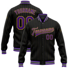Laden Sie das Bild in den Galerie-Viewer, Uksn Individuelles Bomberjacke in Schwarz mit altgoldfarbenen Nadelstreifen in Violett-Weiß, Druckknopfleiste und Varsity-Letterman-Stil

