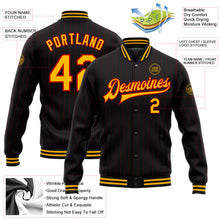 Laden Sie das Bild in den Galerie-Viewer, Uksn Individuelles Bomberjacke in Schwarz mit roten Nadelstreifen in Gold, Druckknopfleiste und Varsity-Letterman-Stil
