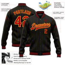 Laden Sie das Bild in den Galerie-Viewer, Uksn Individuelles Bomberjacke in Schwarz mit goldenen Nadelstreifen in Rot, Druckknopfleiste und Varsity-Letterman-Stil
