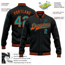 Laden Sie das Bild in den Galerie-Viewer, Uksn Individuelles Bomberjacke in Schwarz mit petrolfarbenen Nadelstreifen in Orange, Druckknopfleiste und Varsity-Letterman-Stil
