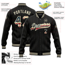 Laden Sie das Bild in den Galerie-Viewer, Uksn Individuelles Bomberjacke in Schwarz mit cremefarbenen Nadelstreifen und Vintage-USA-Flagge, Druckknopfleiste und Varsity-Letterman-Stil
