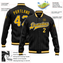 Laden Sie das Bild in den Galerie-Viewer, Uksn Individuelles Bomberjacke in Schwarz mit weißen Nadelstreifen in Gold, Druckknopfleiste und Varsity-Letterman-Stil
