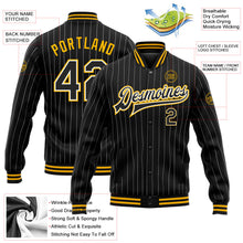 Laden Sie das Bild in den Galerie-Viewer, Uksn Individuelles Bomberjacke in Schwarz mit weißen Nadelstreifen in Gold, Druckknopfleiste und Varsity-Letterman-Stil
