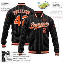 Laden Sie das Bild in den Galerie-Viewer, Uksn Individuelles Bomberjacke in Schwarz mit weißen Nadelstreifen in Orange, Druckknopfleiste und Varsity-Letterman-Stil
