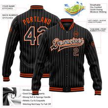 Laden Sie das Bild in den Galerie-Viewer, Uksn Individuelles Bomberjacke in Schwarz mit weißen Nadelstreifen in Orange, Druckknopfleiste und Varsity-Letterman-Stil

