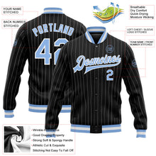 Laden Sie das Bild in den Galerie-Viewer, Uksn Individuelles Bomberjacke in Schwarz mit weißen Nadelstreifen in Hellblau, Druckknopfleiste und Varsity-Letterman-Stil
