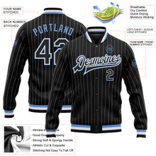 Laden Sie das Bild in den Galerie-Viewer, Uksn Individuelles Bomberjacke in Schwarz mit weißen Nadelstreifen in Hellblau, Druckknopfleiste und Varsity-Letterman-Stil
