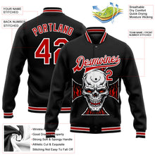 Laden Sie das Bild in den Galerie-Viewer, Uksn Individuelles Bomberjacke in Schwarz-Rot-Weiß mit 3D-Totenkopf mit Kreuz-Logo, Druckknopfleiste und Varsity-Letterman-Stil
